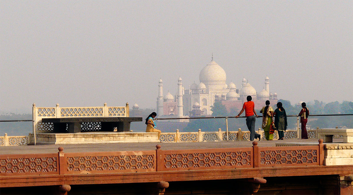 Utsikt mot Taj Mahal fra Agra fort Taj Mahal har en sentral plass i Agra.