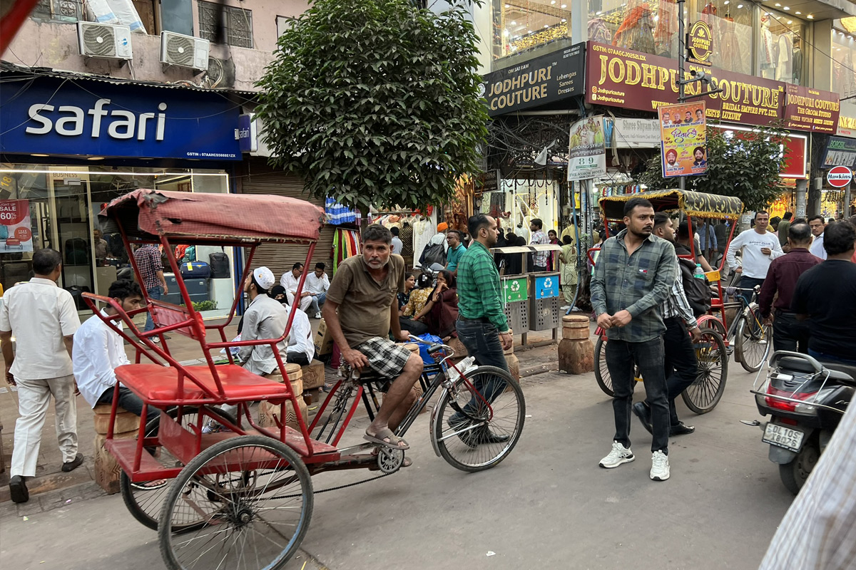 Er det trygt å reise til India? Når du reiser i India, bruk pålitelige tjenester, vær oppmerksom på trafikkregler og unngå turistsvindel ved å undersøke priser og bruke offisielle billettkontorer.