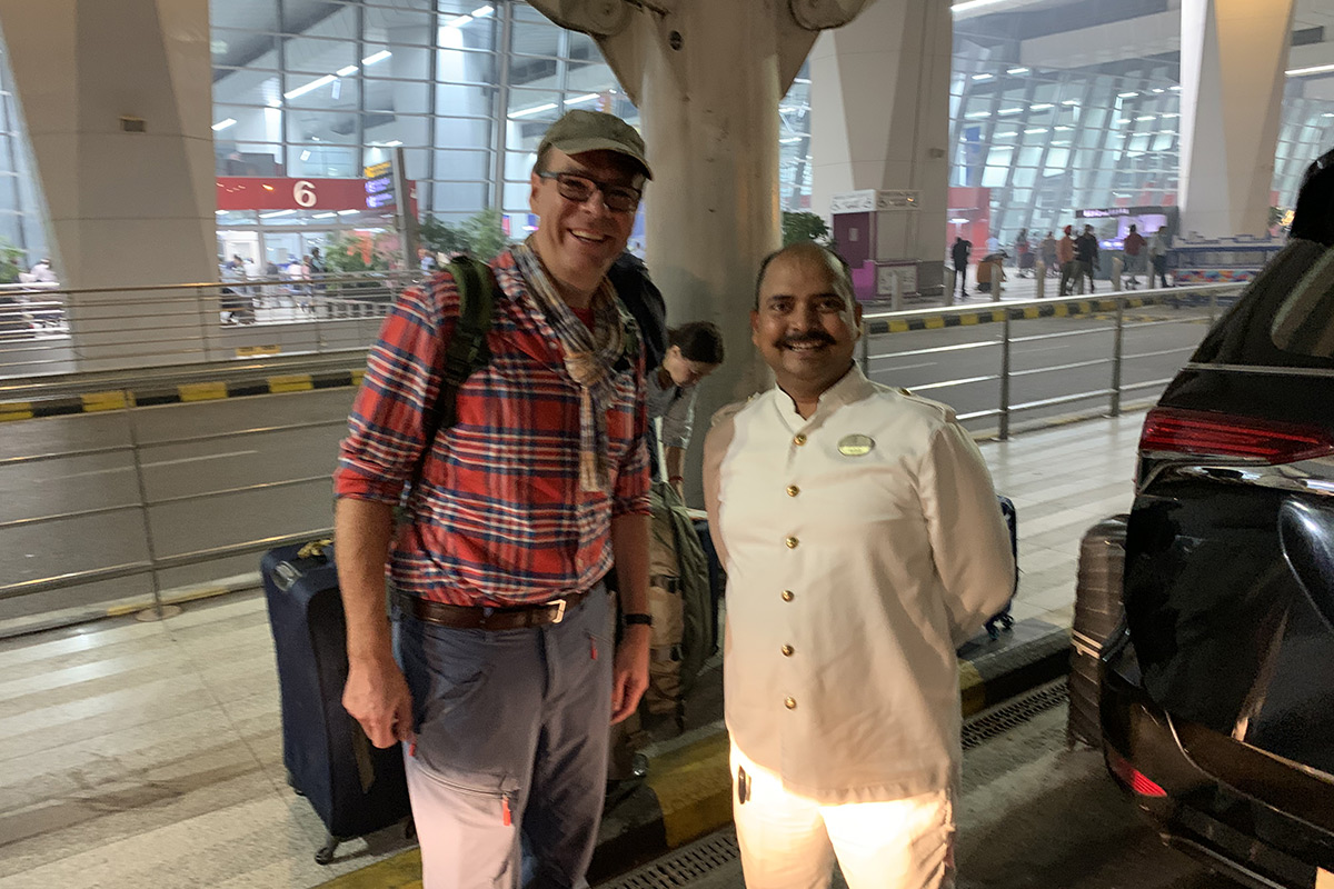 Trygg og personlig velkomst i Delhi Sjåfør fra Magiske Indiareiser møter gjester på flyplassen i Delhi