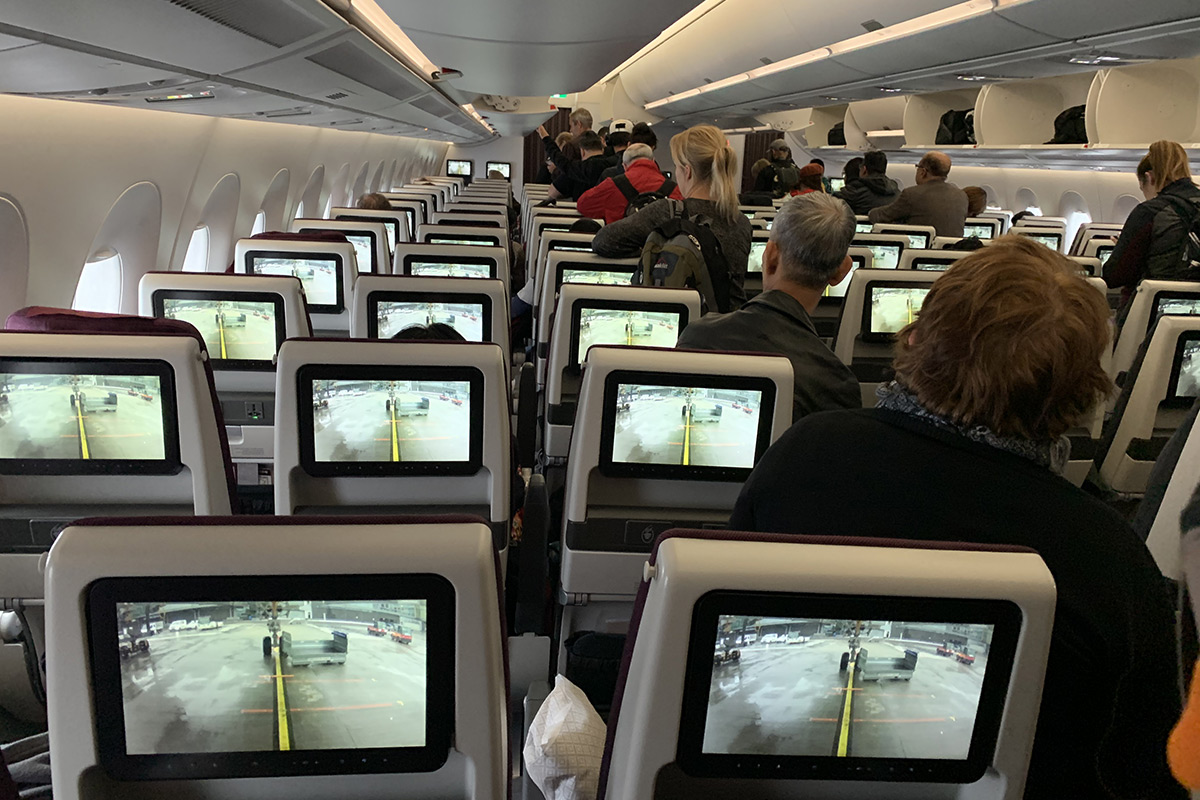 Ombord på flyet til India Utsikt fra innsiden av et fly på vei til India