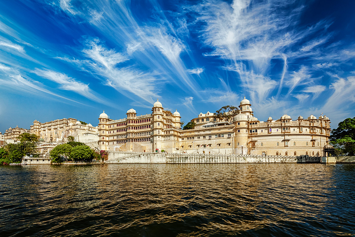 Lake Pichola i Udaipur med City Palace i Rajasthan