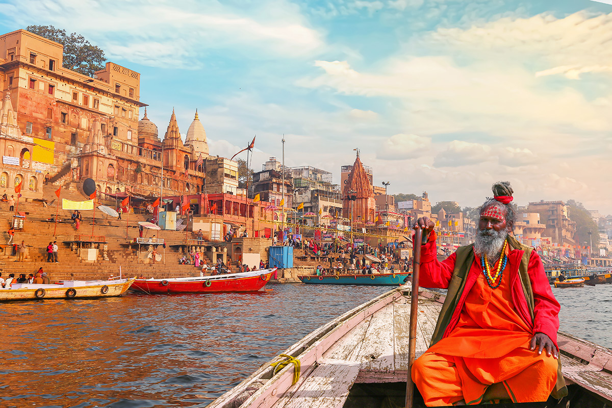Båttur på Ganges ved soloppgang i Varanasi med ghater langs bredden