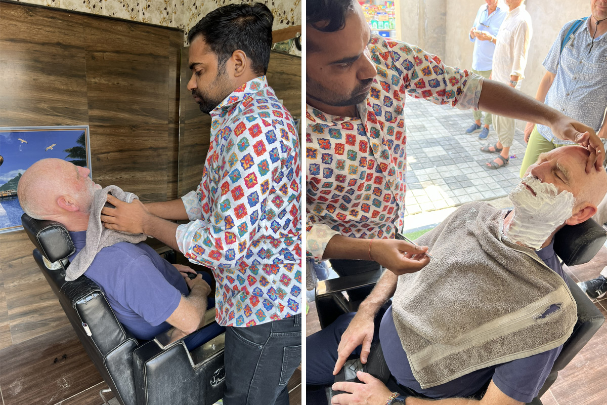 Barberer i Pushkar som gir barbering og hodemassasje