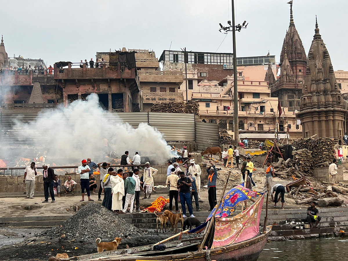 Kremasjonsbål ved Manikarnika Ghat i Varanasi ved Ganges